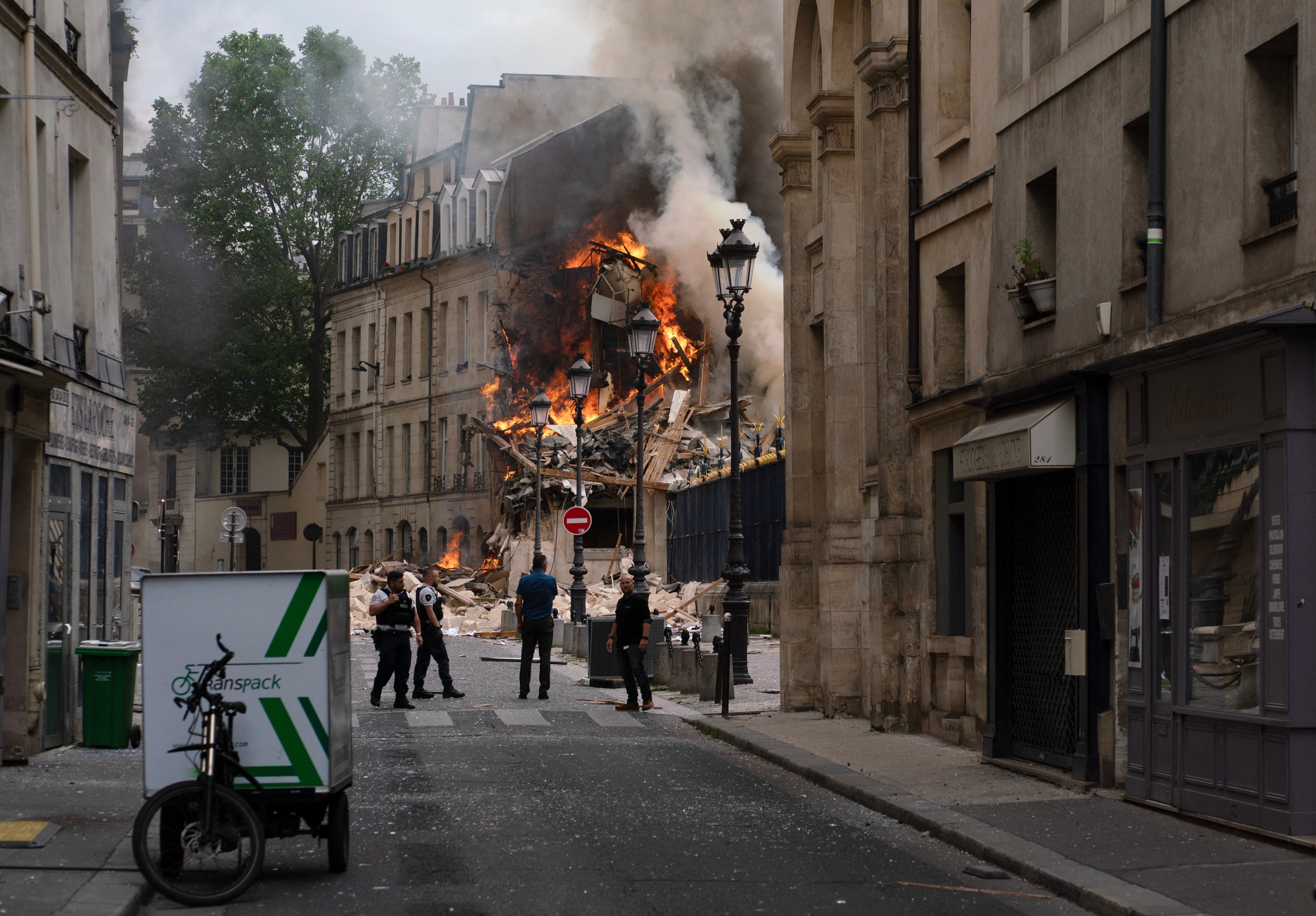El humo sale de los escombros de un edificio en Place Alphonse-Laveran en el distrito 5 de París, el 21 de junio de 2023. (Foto de ABDULMONAM EASSA / AFP)
