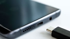 Los puertos del celular pueden acumular polvo y pelusas que afecten su funcionamiento.