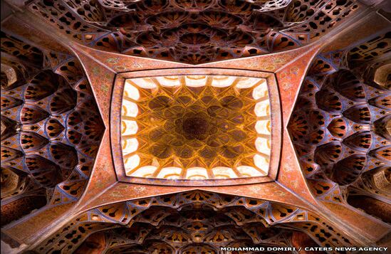 Debido a la restricción del uso de trípodes, generalmente es muy difícil obtener permiso para fotografiar el interior de estos edificios. En la imagen, parte del techo de la sala de música del palacio de Aliqapu, en Isfahán, la tercera ciudad más grande del país.