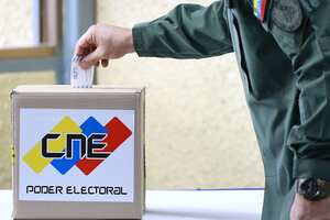 CARACAS, VENEZUELA - JULY 28: A person cast a vote during the presidential elections at Escuela Ecológica Bolivariana Simón Rodríguez on July 28, 2024 in Fuerte Tiuna, Caracas, Venezuela. Venezuelans go to the polls for the presidential election between Nicolás Maduro, current president, and opposition candidate Edmundo González. (Photo by Jesus Vargas/Getty Images)