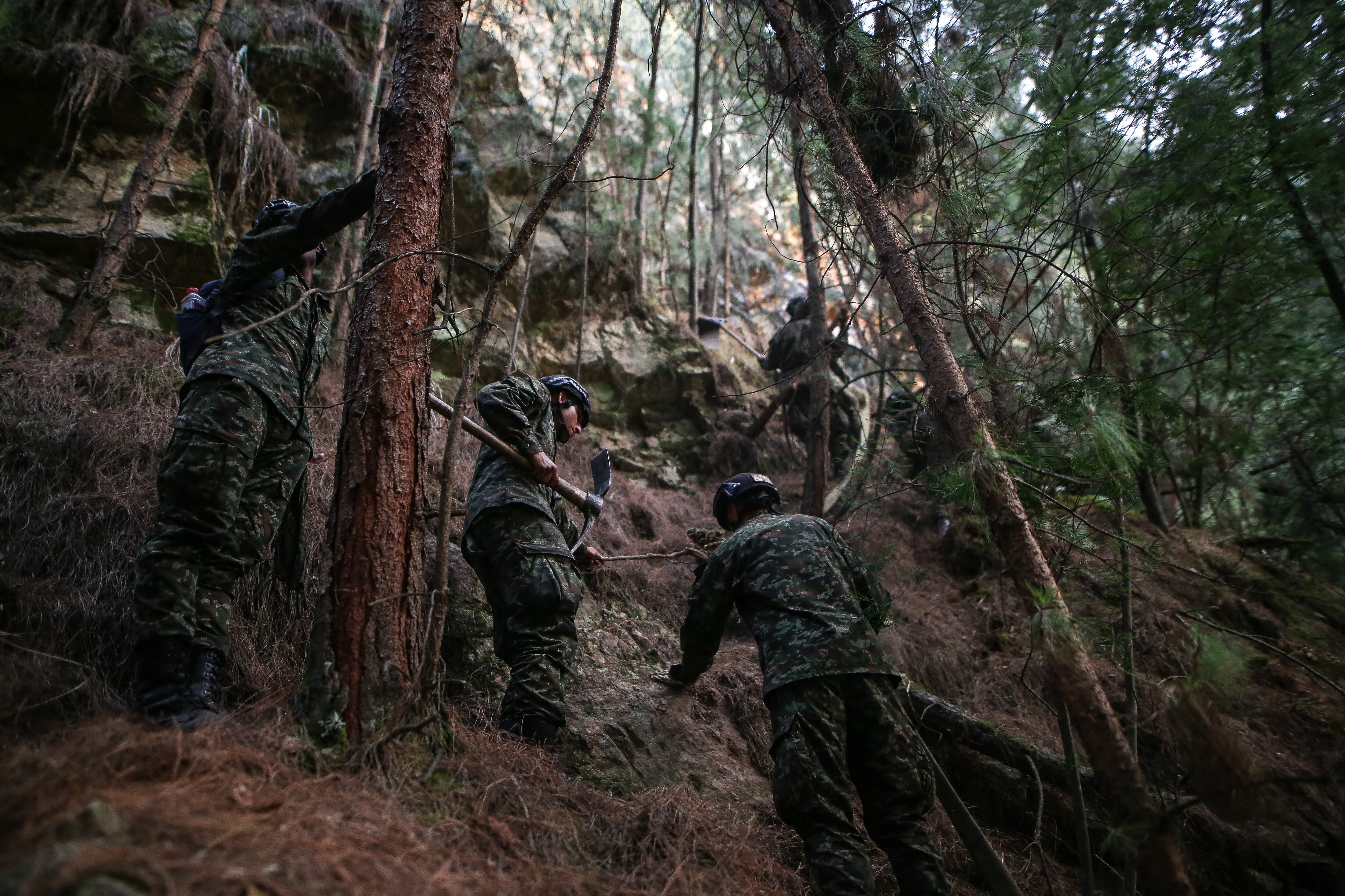 Incendios en la ciudad de Bogotá 
Bomberos, policia, defensa civil y ciudadanos apoyan las labores en los cerros.
