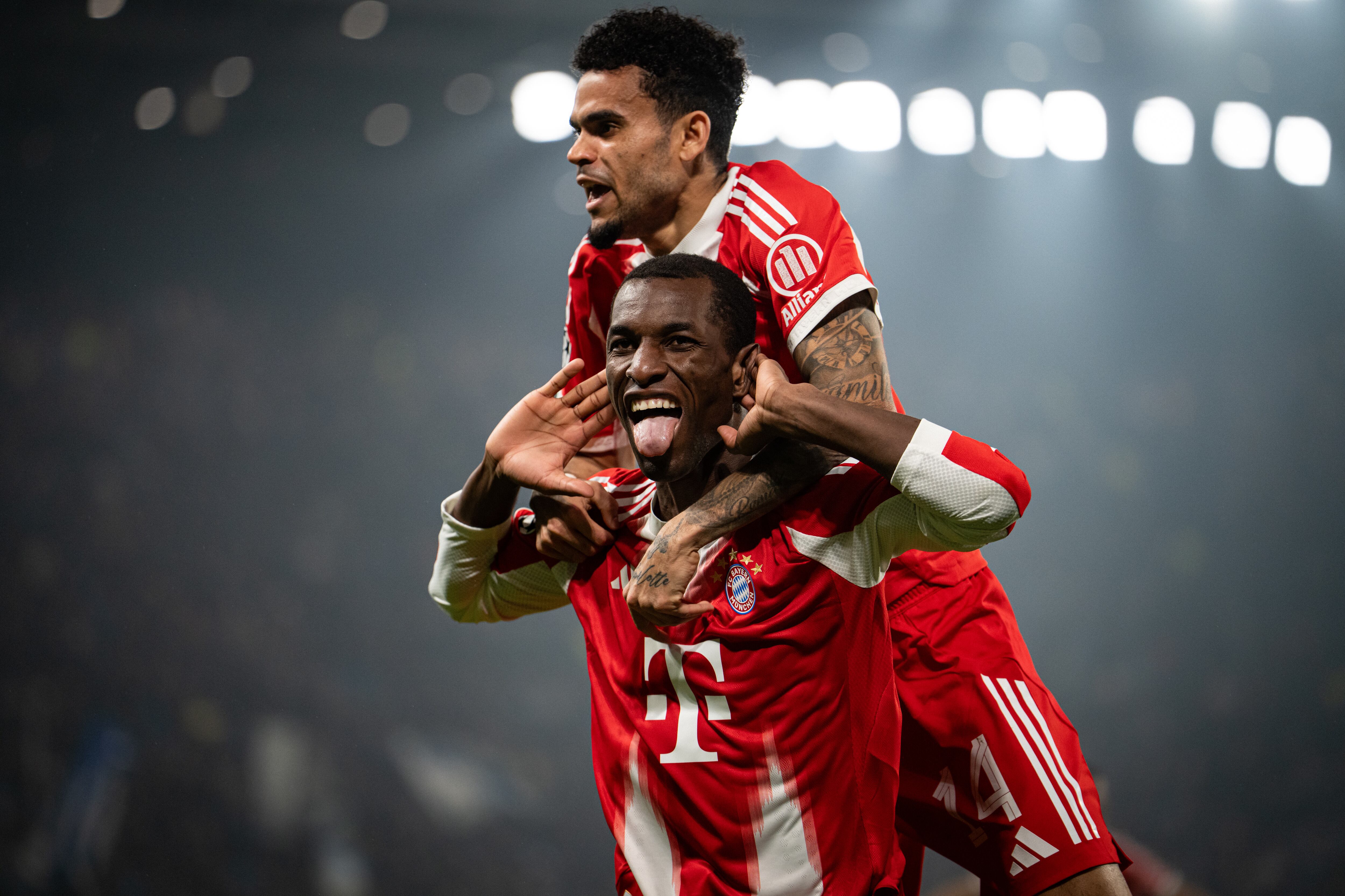 Luis Díaz celebra con Nicolás Jackson.