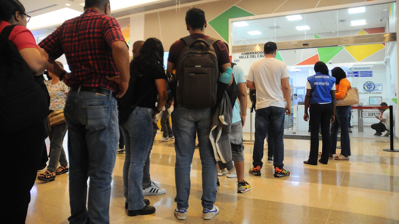 Cali: En los dos últimos días se ha incrementado la presencia de personas diligenciando el Pasaporte en la oficina de pasaporte de la Gobernación del Valle en el CC La Estación. Todo esto debido a la incertidumbre creada por las medidas tomadas por la Cancillería a nivel nacional. foto José L Guzmán. El País. sept 15-23