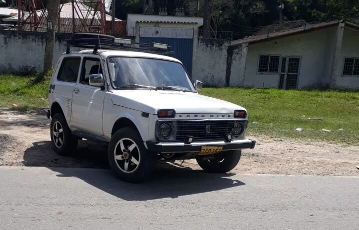 El motociclista chocó contra una camioneta que salía hacía la vía principal.