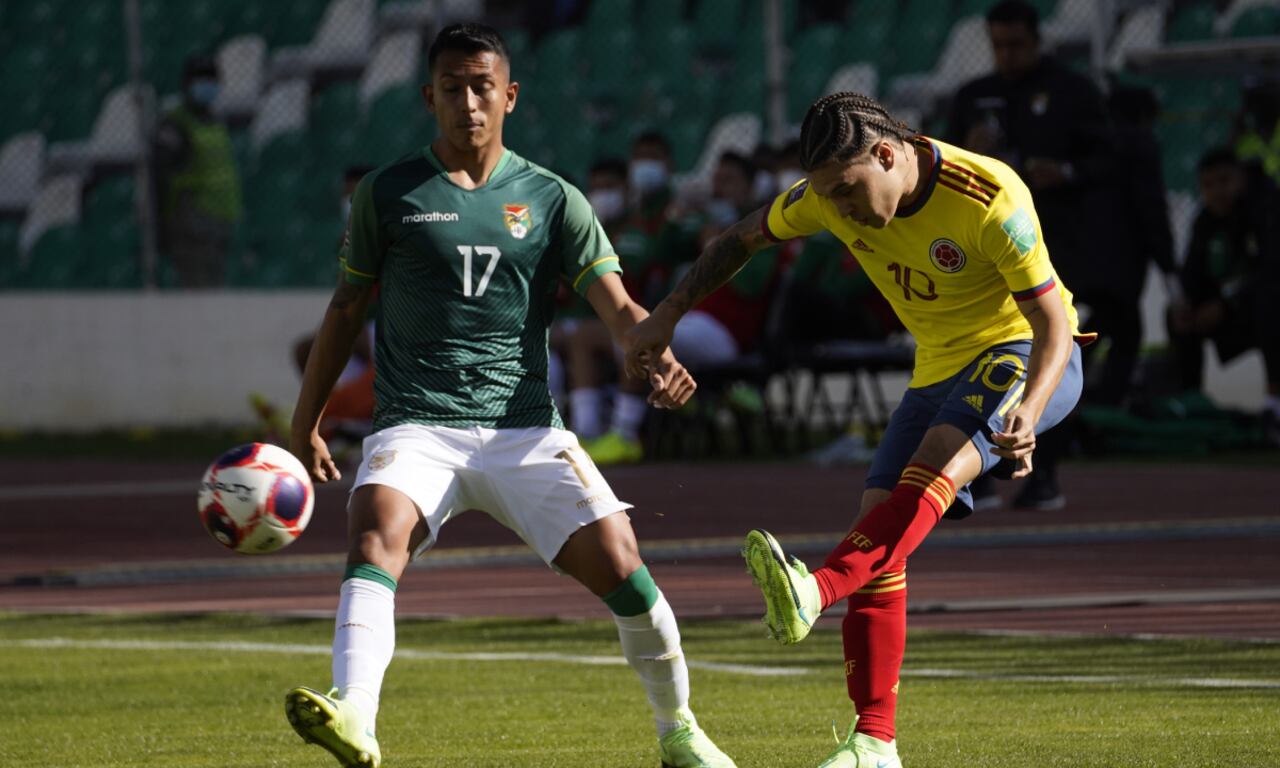 MIRAFLORES, BOLIVIA - SEPTEMBER 02: Juan Quintero of Colombia kicks the ball against Roberto Fernandez of Bolivia during a match between Bolivia and Colombia as part of South American Qualifiers for Qatar 2022 at Estadio Hernando Siles on September 02, 2021 in Miraflores, Bolivia. (Photo by Getty Images/Javier Mamani)