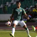 MIRAFLORES, BOLIVIA - SEPTEMBER 02: Juan Quintero of Colombia kicks the ball against Roberto Fernandez of Bolivia during a match between Bolivia and Colombia as part of South American Qualifiers for Qatar 2022 at Estadio Hernando Siles on September 02, 2021 in Miraflores, Bolivia. (Photo by Javier Mamani/Getty Images)