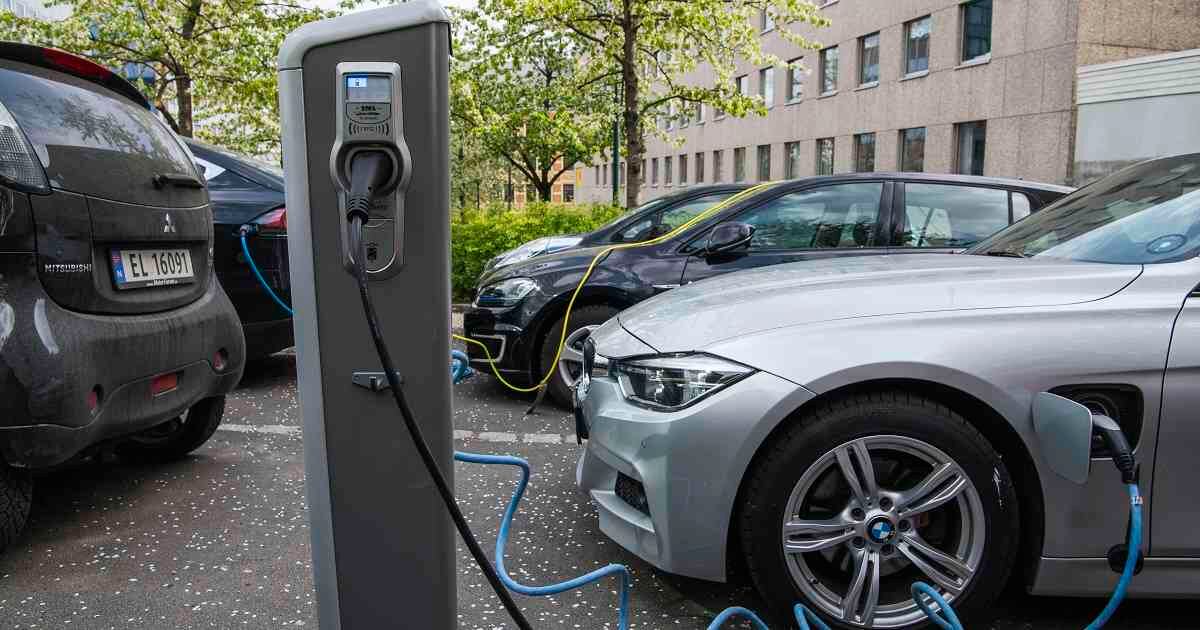 La tarifa para el impuesto sobre vehículos eléctricos no podrá superar el 1 % del valor comercial. Foto ilustración: Jonathan Nackstrand / AFP. 