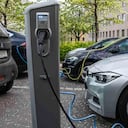 El Ministerio de Minas informó que ya emitió la reglamentación para que las estaciones de servicio que operan hoy en día en Colombia puedan prestar el servicio complementario de carga eléctrica para vehículos. Foto ilustración: Jonathan Nackstrand / AFP.