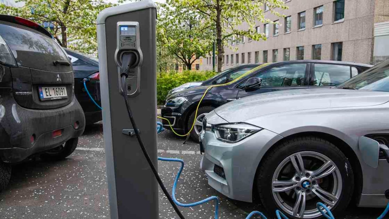 El Ministerio de Minas informó que ya emitió la reglamentación para que las estaciones de servicio que operan hoy en día en Colombia puedan prestar el servicio complementario de carga eléctrica para vehículos. Foto ilustración: Jonathan Nackstrand / AFP.