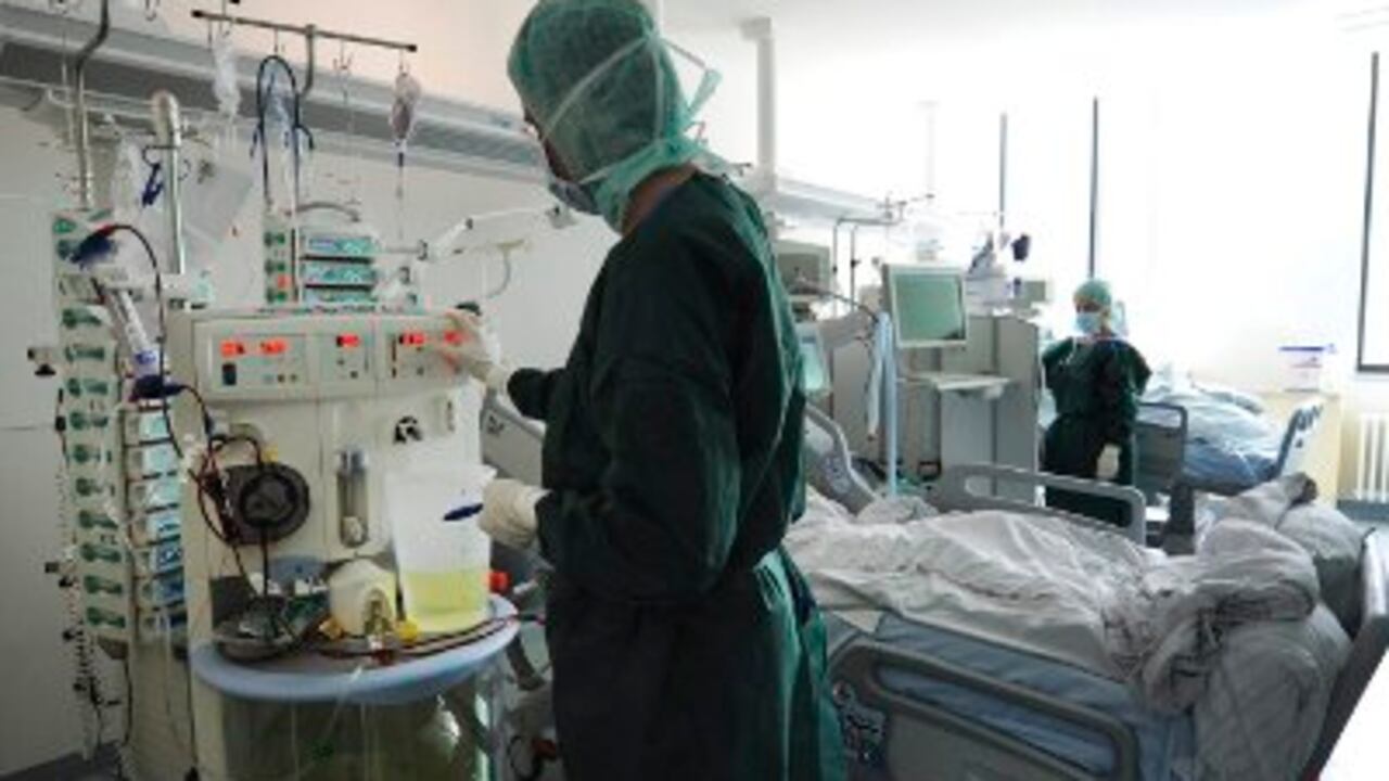 Una enfermera de nefrología revisa la máquina de diálisis en la unidad de cuidados intensivos del hospital universitario en Hamburgo, Alemania. Decenas de pacientes que están luchando por sus vidas contra la bacteria E coli tienen enorme necesidad de transfusiones de sangre.