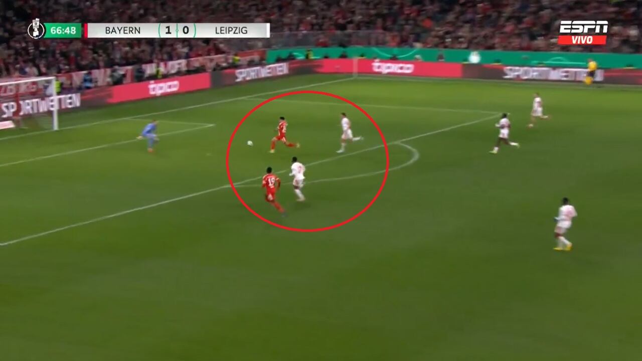 Momento exacto de la definición de Luis Díaz ante Leipzig.