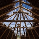 Las excavaciones en Durrington Walls revelaron restos de un gran edificio neolítico asociado a rituales y banquetes comunitarios.