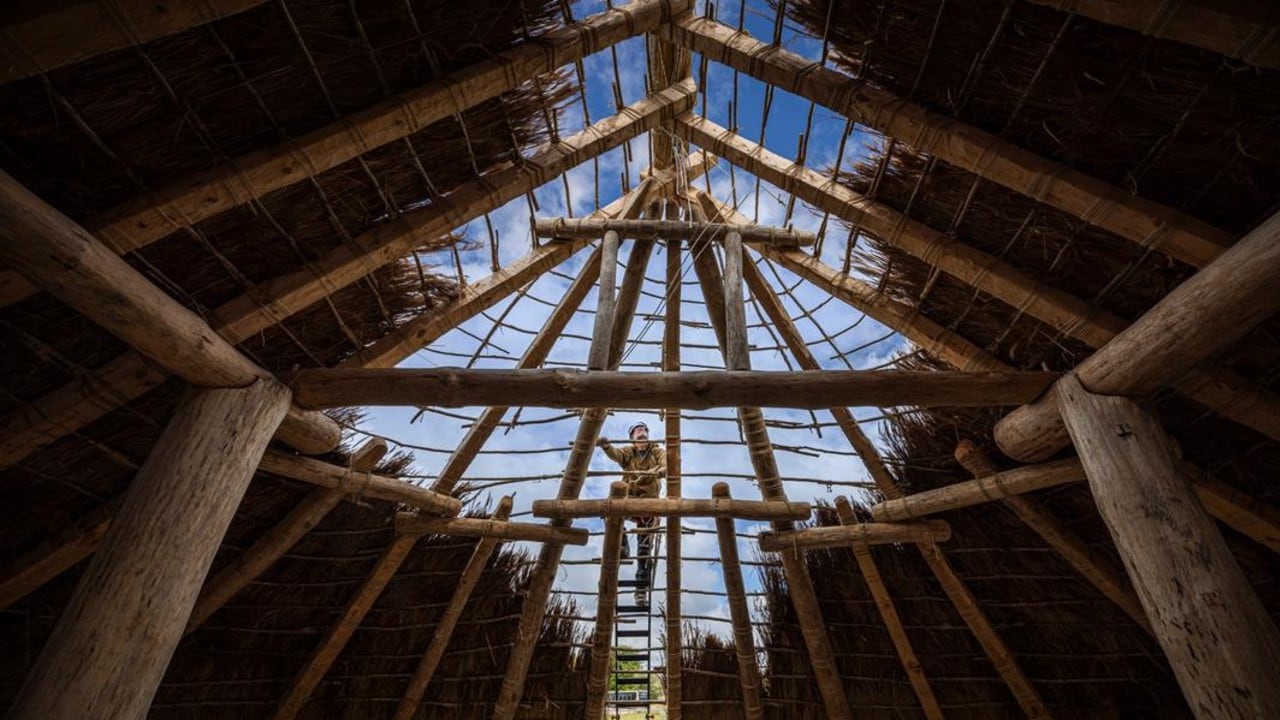 Las excavaciones en Durrington Walls revelaron restos de un gran edificio neolítico asociado a rituales y banquetes comunitarios.