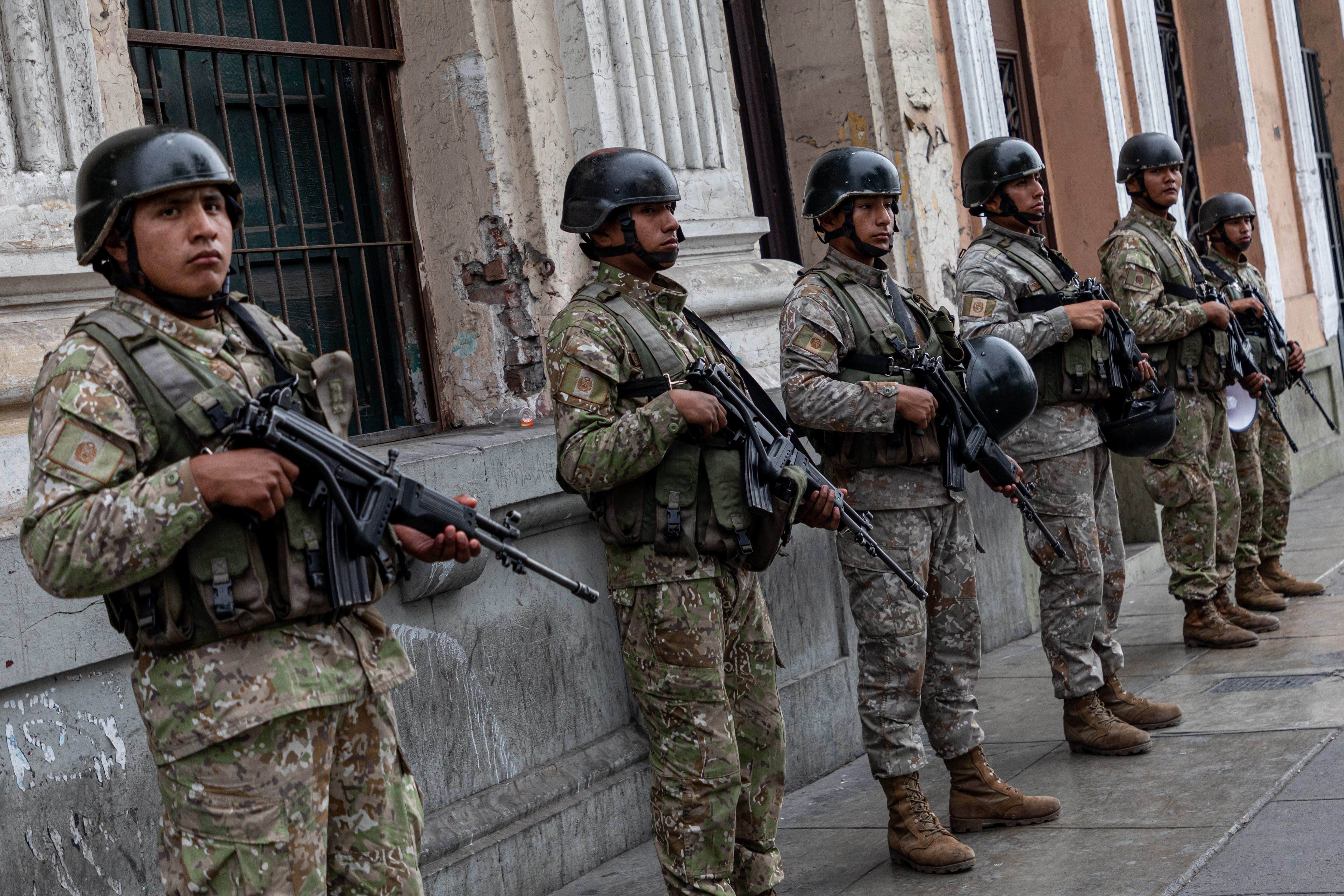 Soldados en las calles de Perú