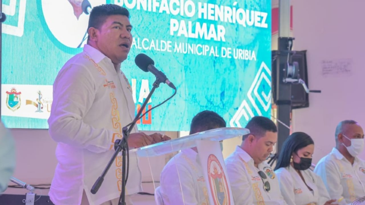 El alcalde de Uribia, Bonifacio Henríquez, lideró el encuentro con la comunidad wayuu.