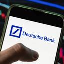 Deutsche Bank se unió a otras empresas financieras como Goldman Sachs y JP Morgan Chase que también salieron de Rusia. Foto: Ilustración de Budrul Chukrut/SOPA Images/LightRocket via Getty Images.