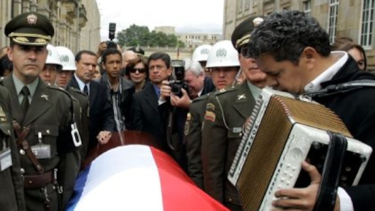 Cientos de admiradores despidieron este jueves a Rafael Escalona, compositor de vallenatos, quien murió este martes a sus 81 años.