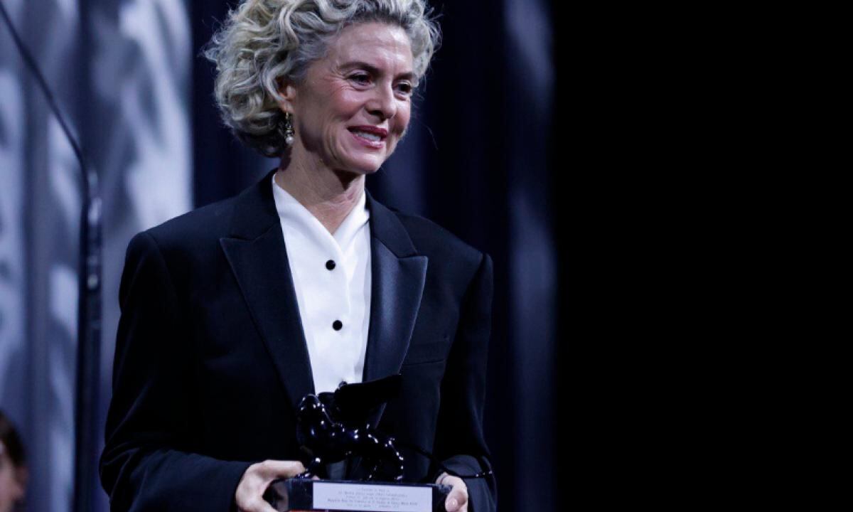 Actriz recibe reconocimiento en Festival de Venecia.