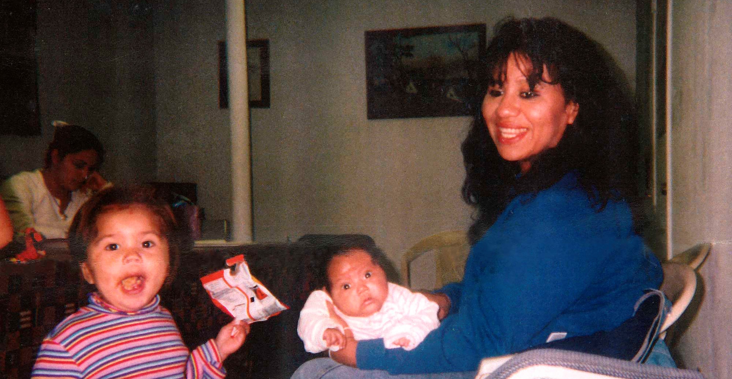 Melissa posa junto a dos de sus hijos