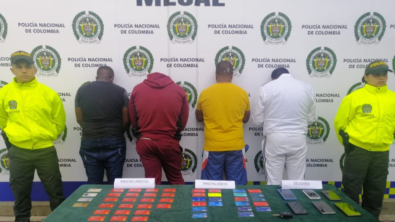 'Los Ilusionistas' cambiaban las tarjetas de sus víctimas en cualquier descuido.