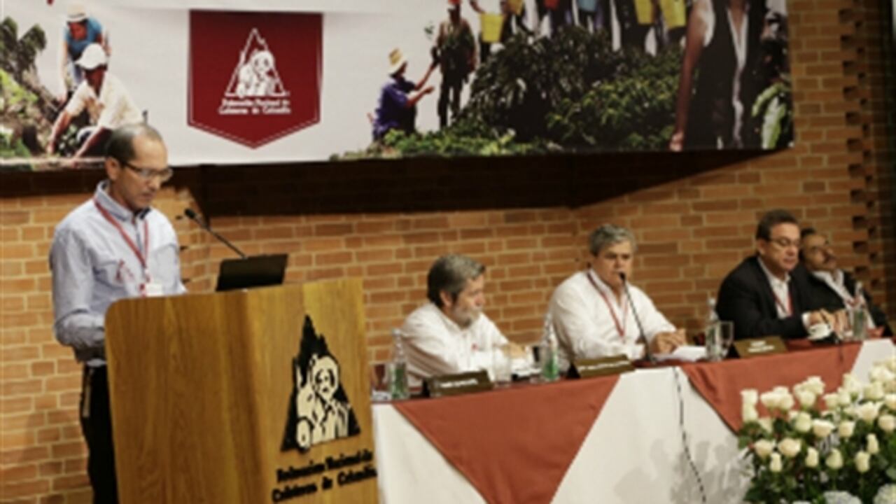 De izquierda a derecha: Jesús Orlando López, vicepresidente del Congreso extraordinario de Cafeteros; Luis Genaro Muñoz, gerente General de la Federación Nacional de Cafeteros; Camilo Restrepo Osorio; presidente del Congreso extraordinario de Cafeteros; y Serafín Malagón Beltrán, segundo vicepresidente del Congreso extraordinario de Cafeteros.