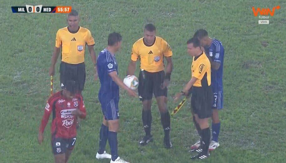 Momentos en que el partido se detiene en El Campín.