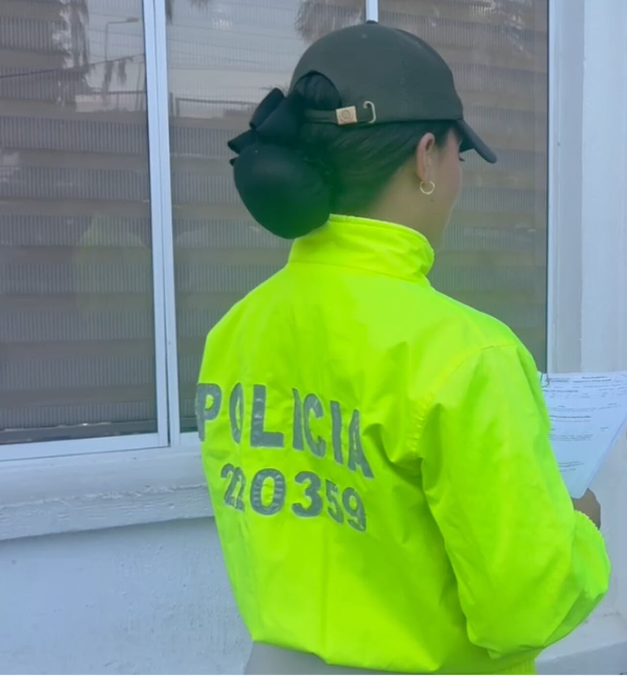 Policía leyendo el acta de derechos de los capturados