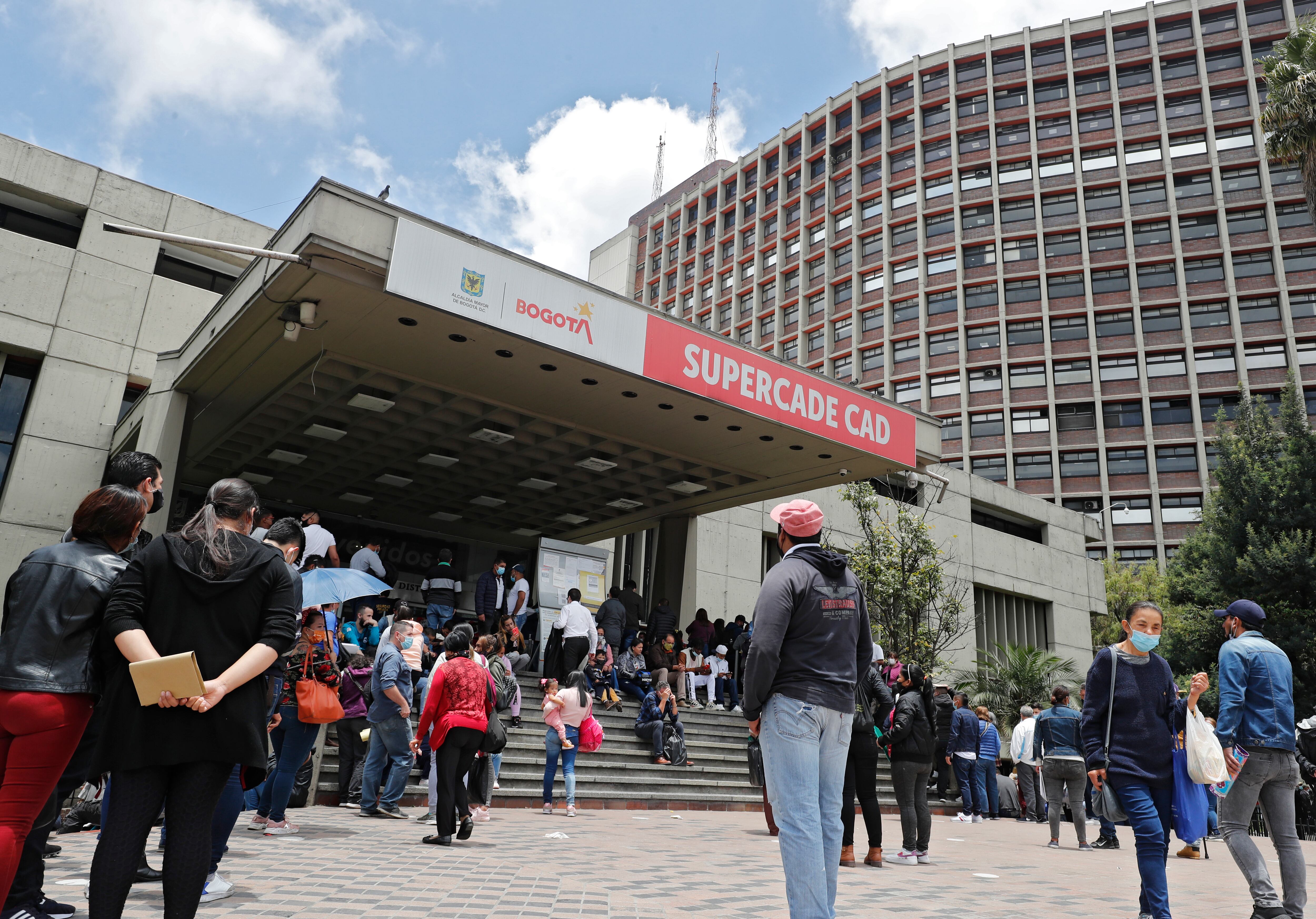 Capitalinos hacen largas filas  para ingresar al Supercade y completar el pago impuestos predial y de vehículos de la Secretaría de Hacienda de  Bogotá
Abril 12 del 2022
Foto Guillermo Torres Reina / Semana