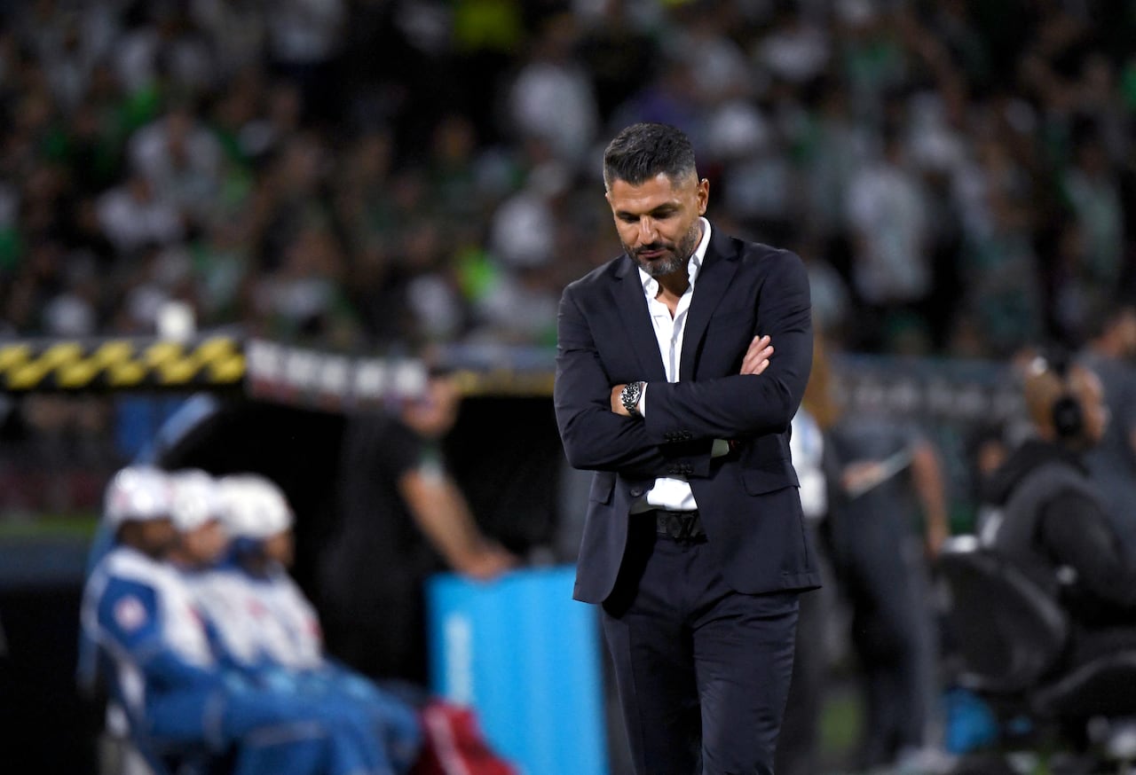 Atletico Nacional's Argentine head coach Javier Gandolfi gestures during the Copa Libertadores round of 16 first leg football match between Colombia's Atletico Nacional and Brazil's Sao Paulo, at the Atanasio Girardot stadium in Medellin, Colombia, on August 12, 2025. (Photo by Jaime SALDARRIAGA / AFP)