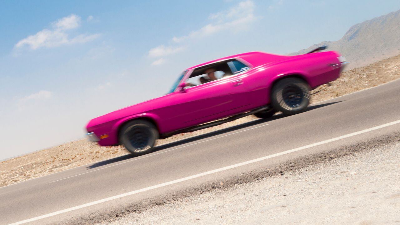 No se debe poner en neutro el carro mientras baja una pendiente.