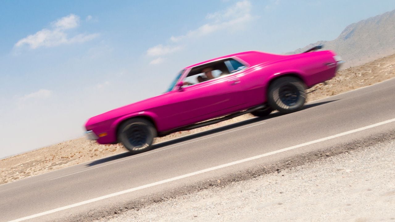 No se debe poner en neutro el carro mientras baja una pendiente.