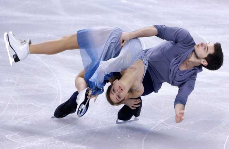 Alexandra Nazarova y Maxim Nikitin, de Ucrania, realizan una maniobra en el Campeonato Mundial de Patinaje Artístico.