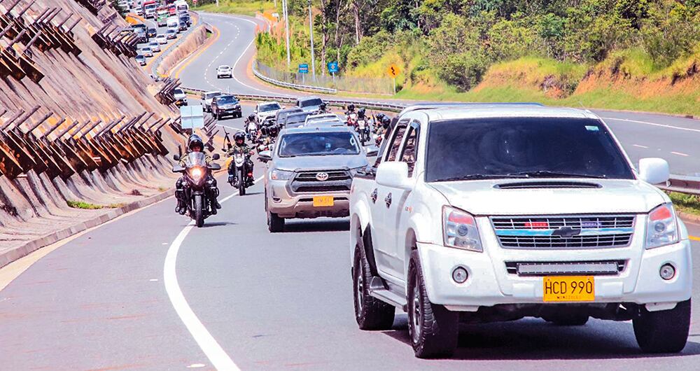     El Ejército sorprendió a 18 disidentes de las Farc en siete camionetas de la Unidad Nacional de Protección en Antioquia. 