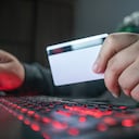 concepto de ciberseguridad. hacker robando informacion de tarjeta de credito