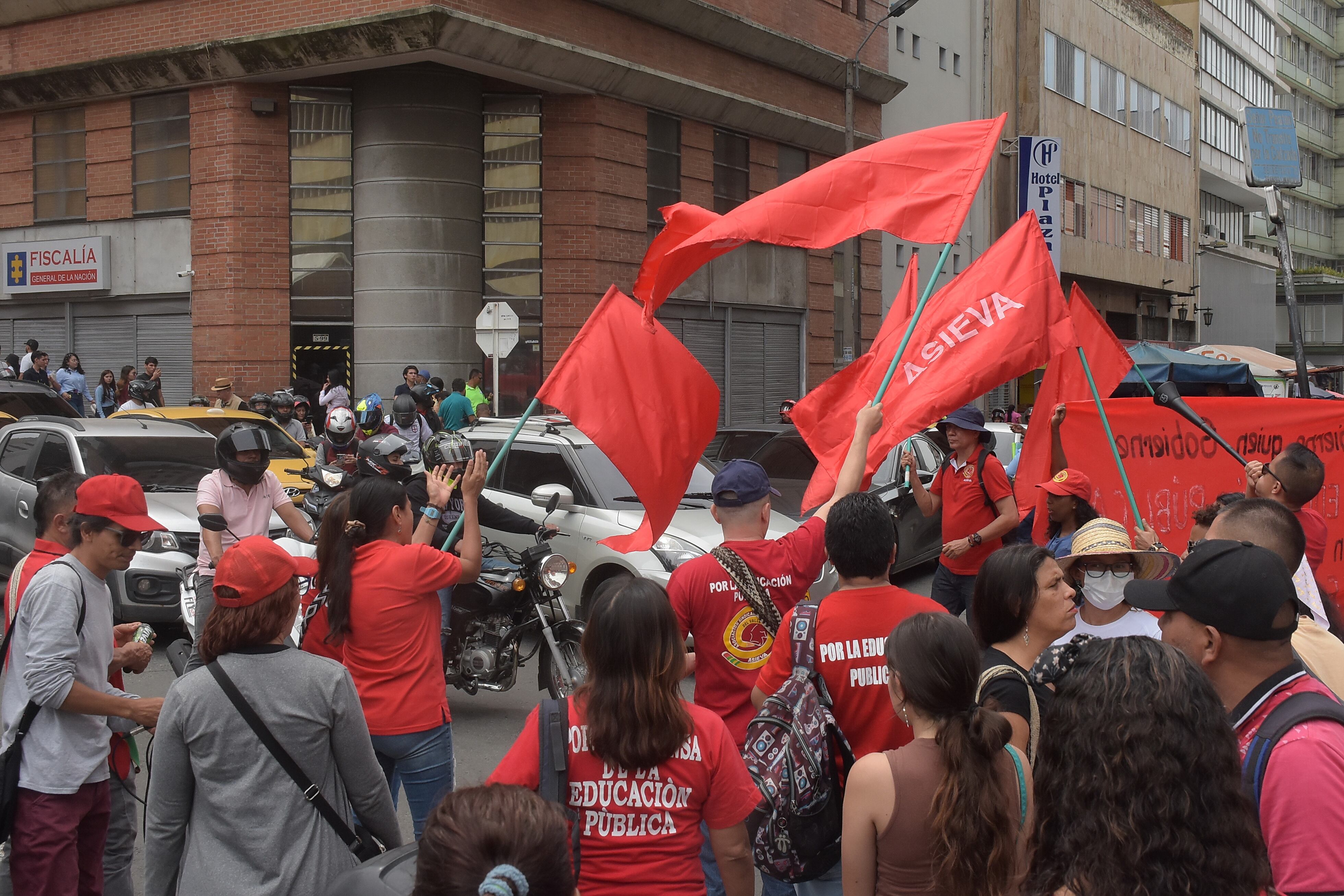 Continúa las Protestas por parte de los Docentes de las Instituciones del Valle del Cauca en la Plazoleta San Francisco, En apoyo al paro nacional de maestros convocado por FECODE.