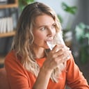 La ingesta regular de agua es clave para cuidar la salud del organismo, en general.