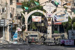Vehículos militares vistos durante una incursión militar israelí en el feudo insurgente del campo de refugiados de Yenín, en la Cisjordania ocupada, el 4 de julio de 2023. (AP Foto/Majdi Mohammed)