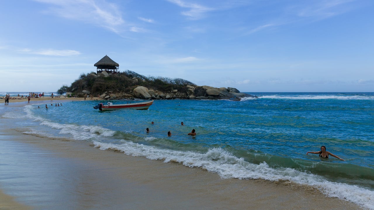 Parque Nacional Natural Tayrona, Estado de Magdalena, Colombia, 19 de agosto de 2015. -- La gente disfruta del mar en el Parque Nacional Natural Tayrona (Parque Nacional Natural Tayrona). (Foto de Thierry Tronnel/Corbis vía Getty Images)