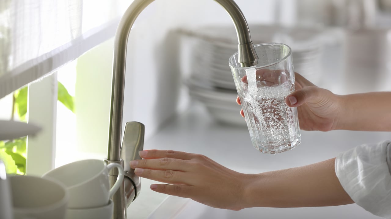 Hay quienes usan filtro para poder consumir agua de la llave.