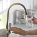 Hay quienes usan filtro para poder consumir agua de la llave.