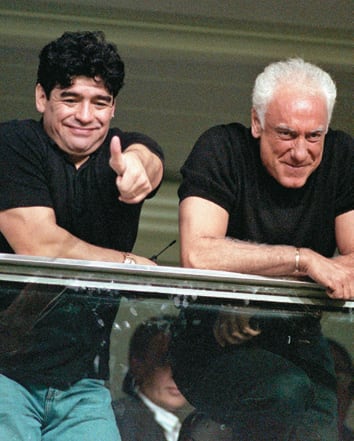 Maradona y Coppola, quienes se unieron en el año 85 tras la ruptura del ‘Pelusa’ con Jorge Cyterszpiler, amigo de juventud, quien se encargó de conseguir del fichaje de Diego a Boca Juniors y la Barcelona FC de España. / Fotografía AP