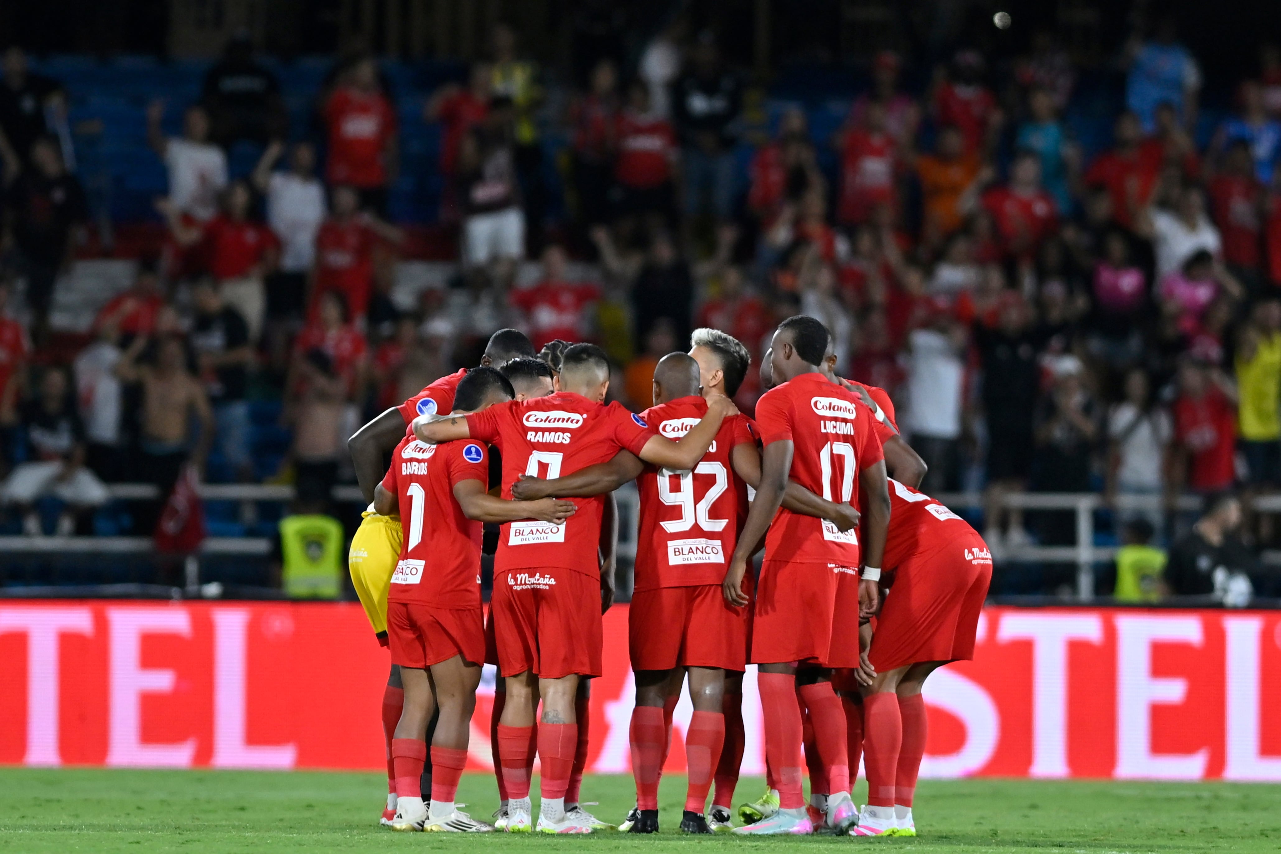 SANTIAGO DE CALI, COLOMBIA - AUGUST 12: Players of America de Cali gather before the first leg of the CONMEBOL Sudamericana Round of 16 match between América de Cali and Fluminense at Estadio Olímpico Pascual Guerrero on August 12, 2025, in Santiago de Cali, Colombia.  (Photo by Gabriel Aponte/Getty Images)