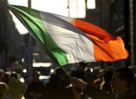 AP. La agencia calificadora Moody's rebajó la calificación de la deuda irlandesa al nivel más bajo, el bono basura