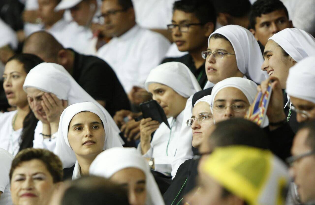  Monjas, en la Plaza de Toros La Macarena, que esperaron desde la mañana la llegada del papa Francisco. Foto: Guillermo Torres// SEMANA. 