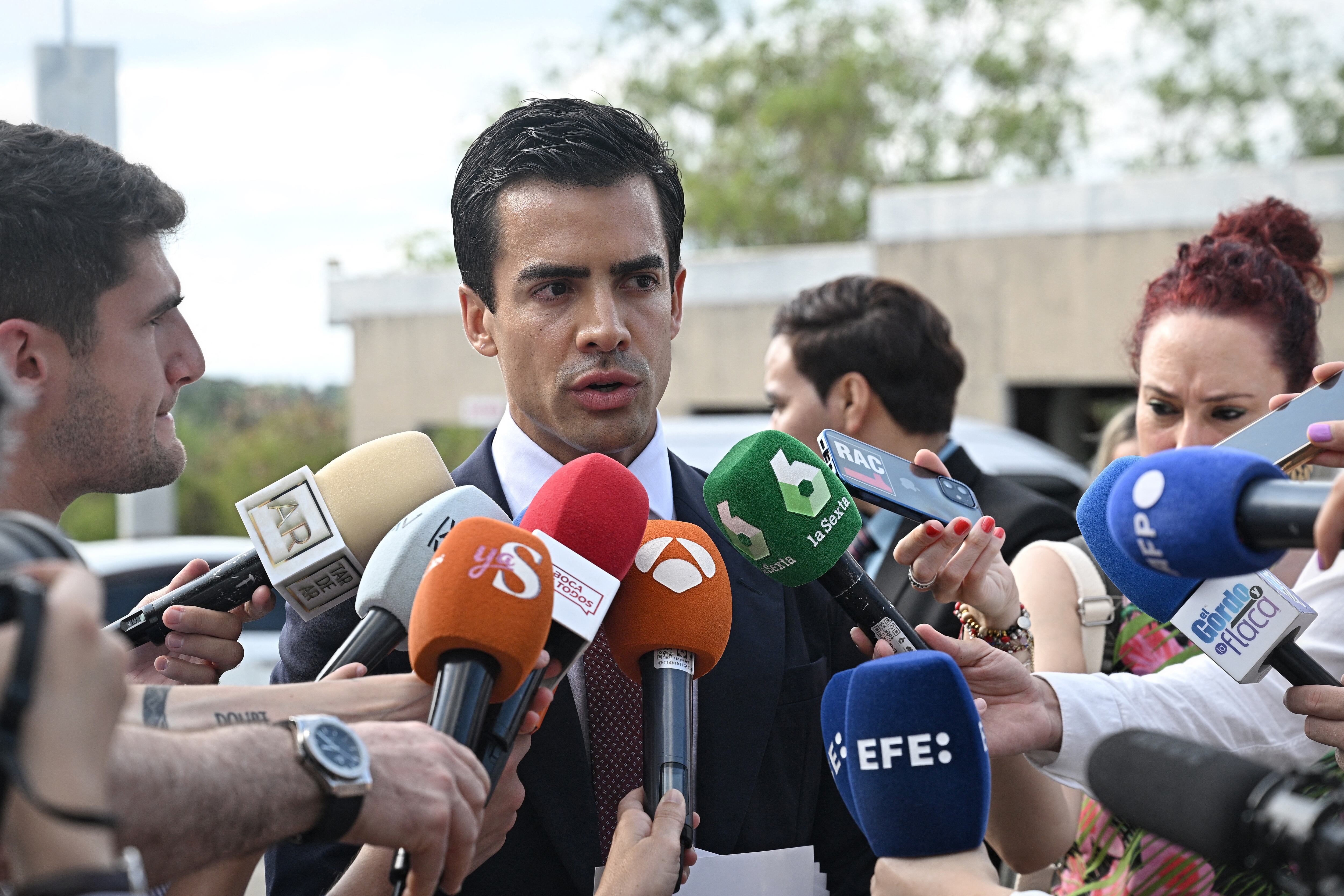 Según la prensa española, Sancho y Arrieta se conocieron a través de Instagram en 2022. El chef español viajó a Tailandia el 31 de julio de 2023 como turista y se reunió allí con el cirujano.