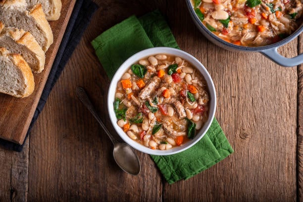 Propuestas contemporáneas que utilizan productos locales: cafés de origen, papas criollas, frutas tropicales y hierbas autóctonas.