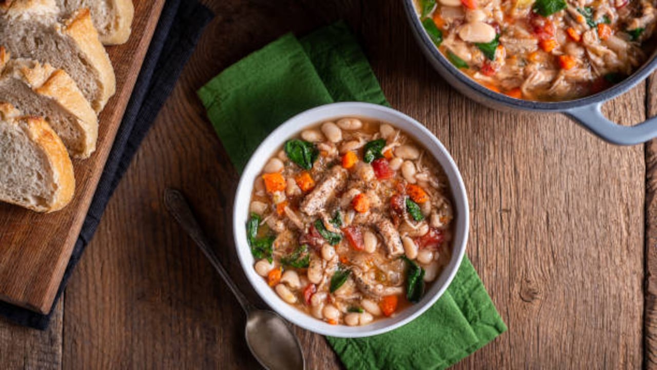 La gastronomía manizaleña, arraigada en su herencia cafetera y agrícola, combina recetas tradicionales como el fiambre, los frijoles o el pepino relleno.