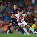 Radamel Falcao defiente la pelota de Sergio Busquets