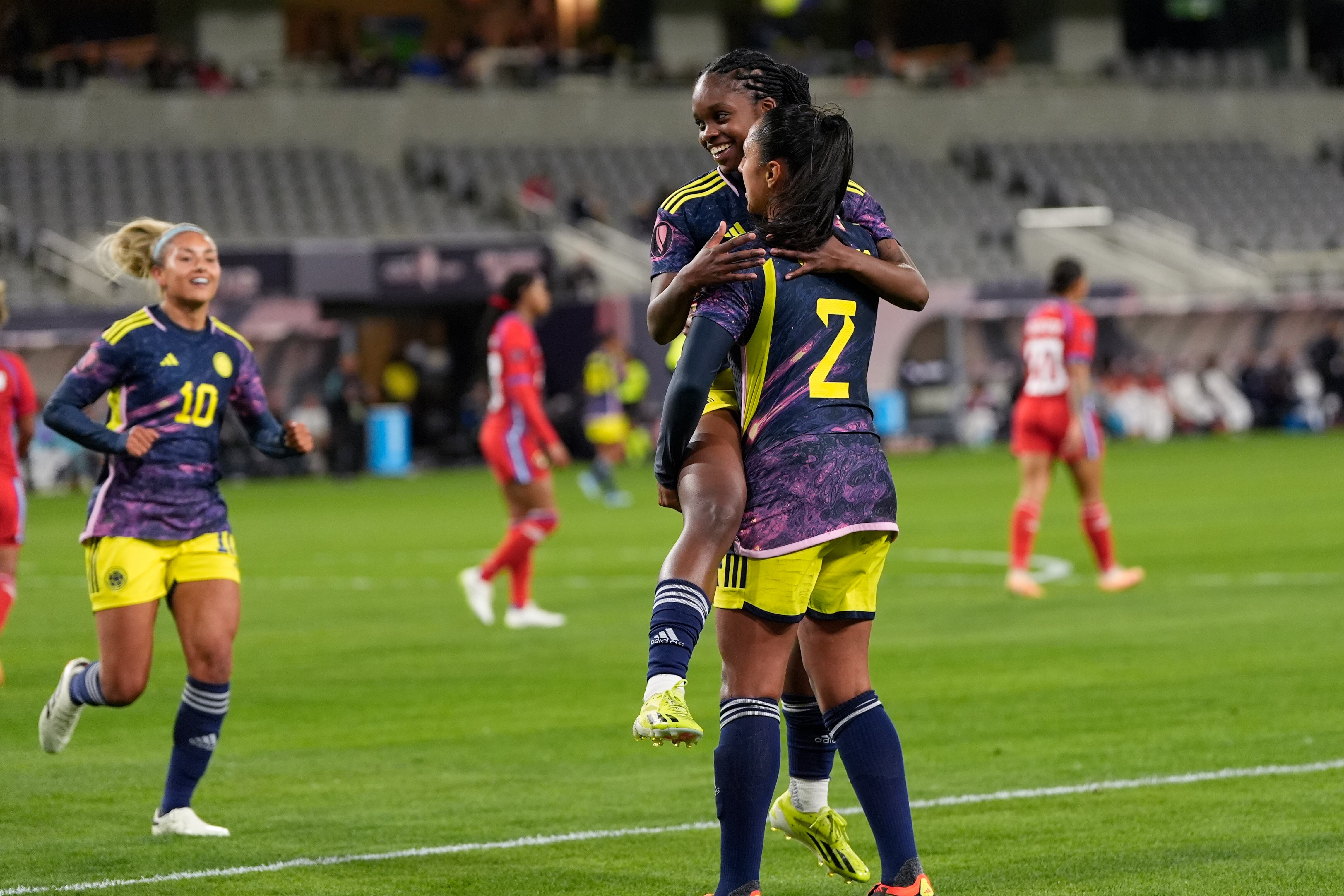 La colombiana Linda Caicedo, arriba, celebra con su compañera Manuela Vanegas después de anotar un gol contra Panamá durante la segunda mitad de un partido del torneo de fútbol femenino de la Copa Oro de la CONCACAF, el miércoles 21 de febrero de 2024, en San Diego. (Foto AP/Gregory Bull)