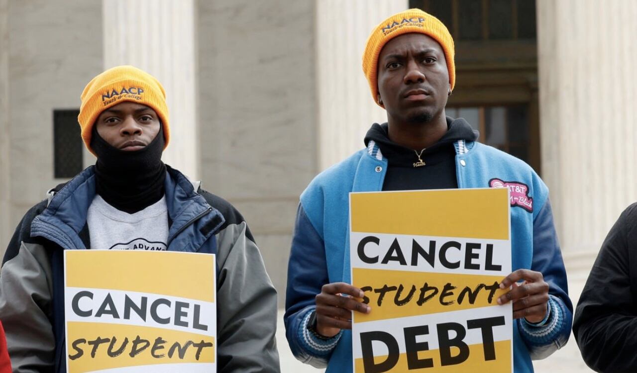 Frente a la Corte Suprema varios estudiantes y ex estudiantes piden que su deuda sea cancelada.